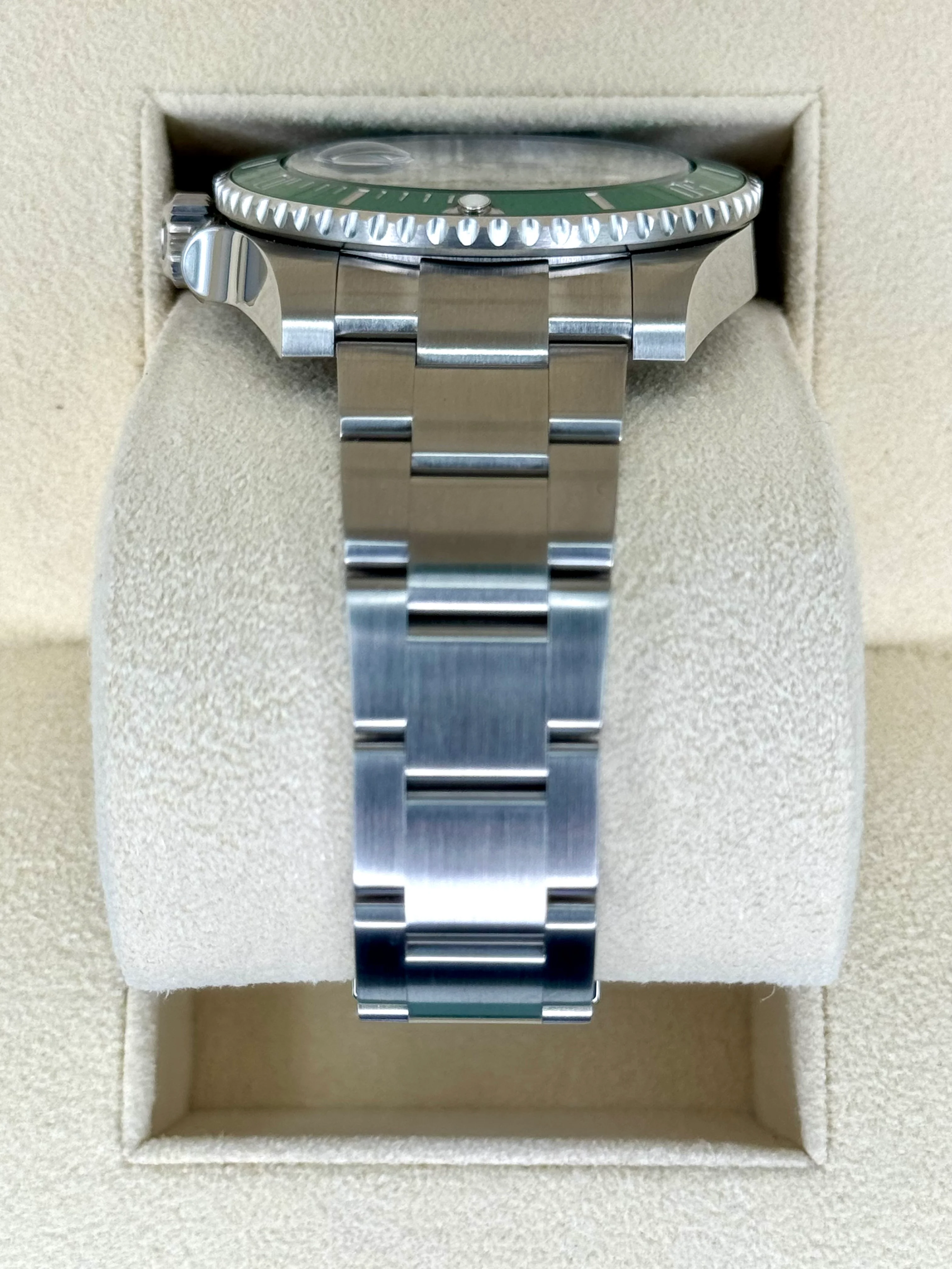 NEW 2020 Rolex Submariner "Hulk" 40mm 116610LV Green Dial - Image 4