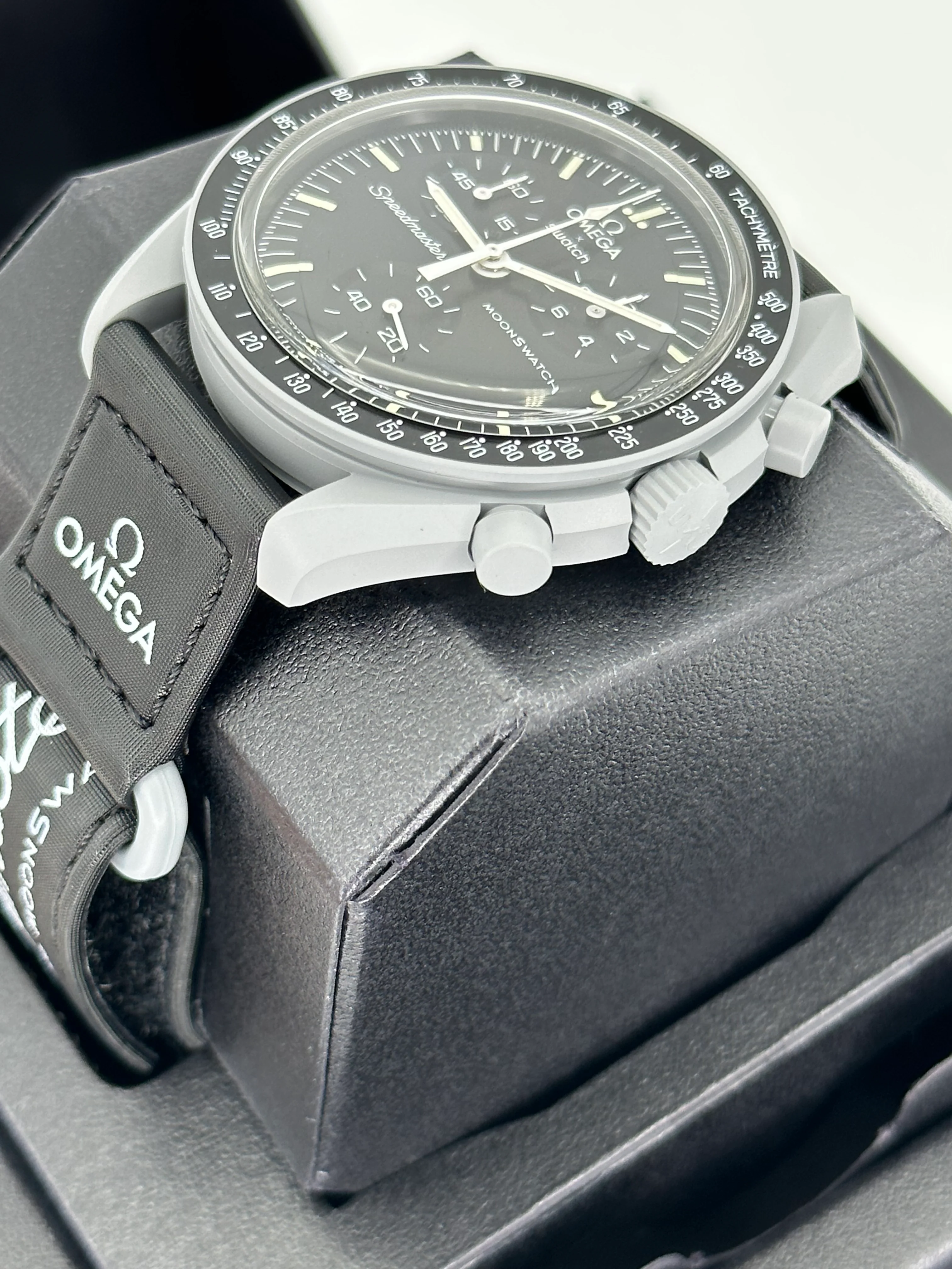 NEW Omega S033M100 Bioceramic Moon Swatch  - Mission to the Moon - Image 4