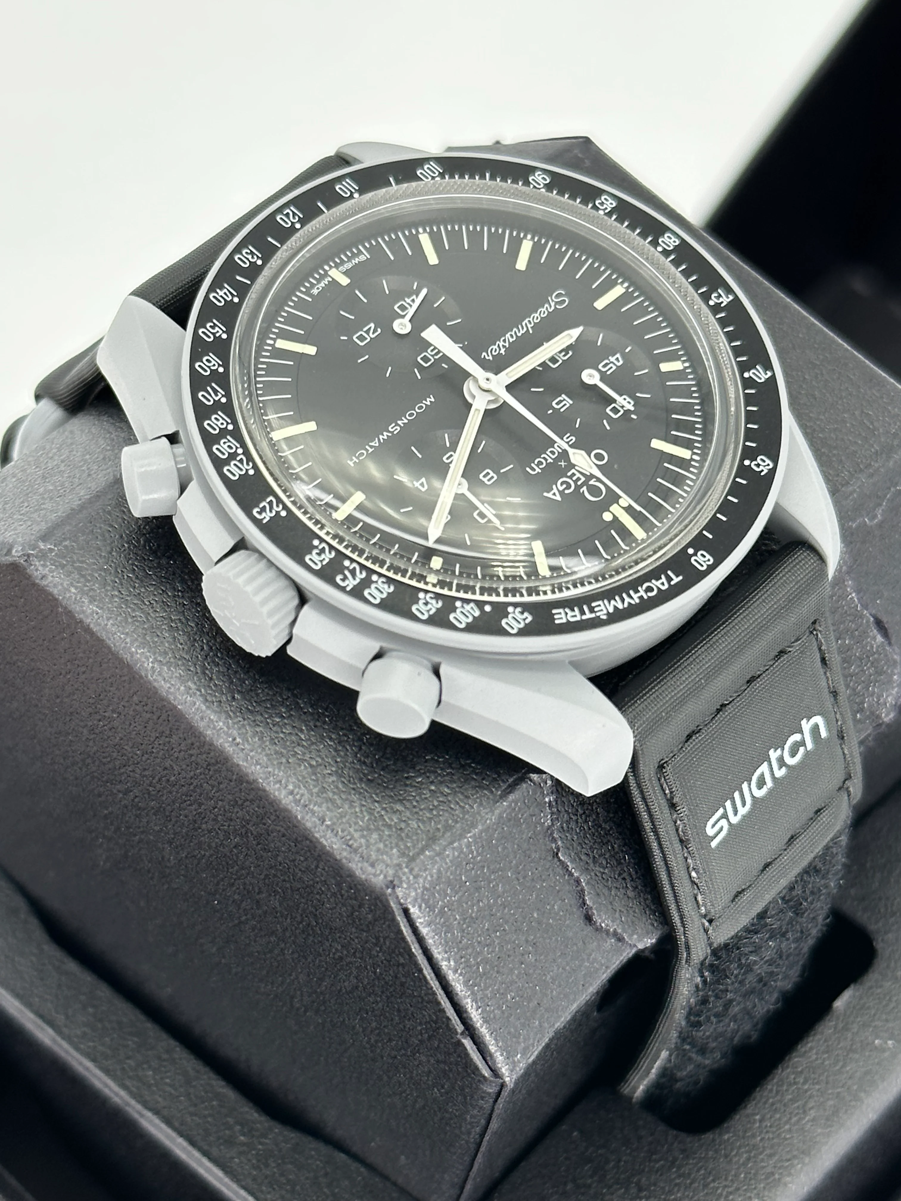 NEW Omega S033M100 Bioceramic Moon Swatch  - Mission to the Moon - Image 7
