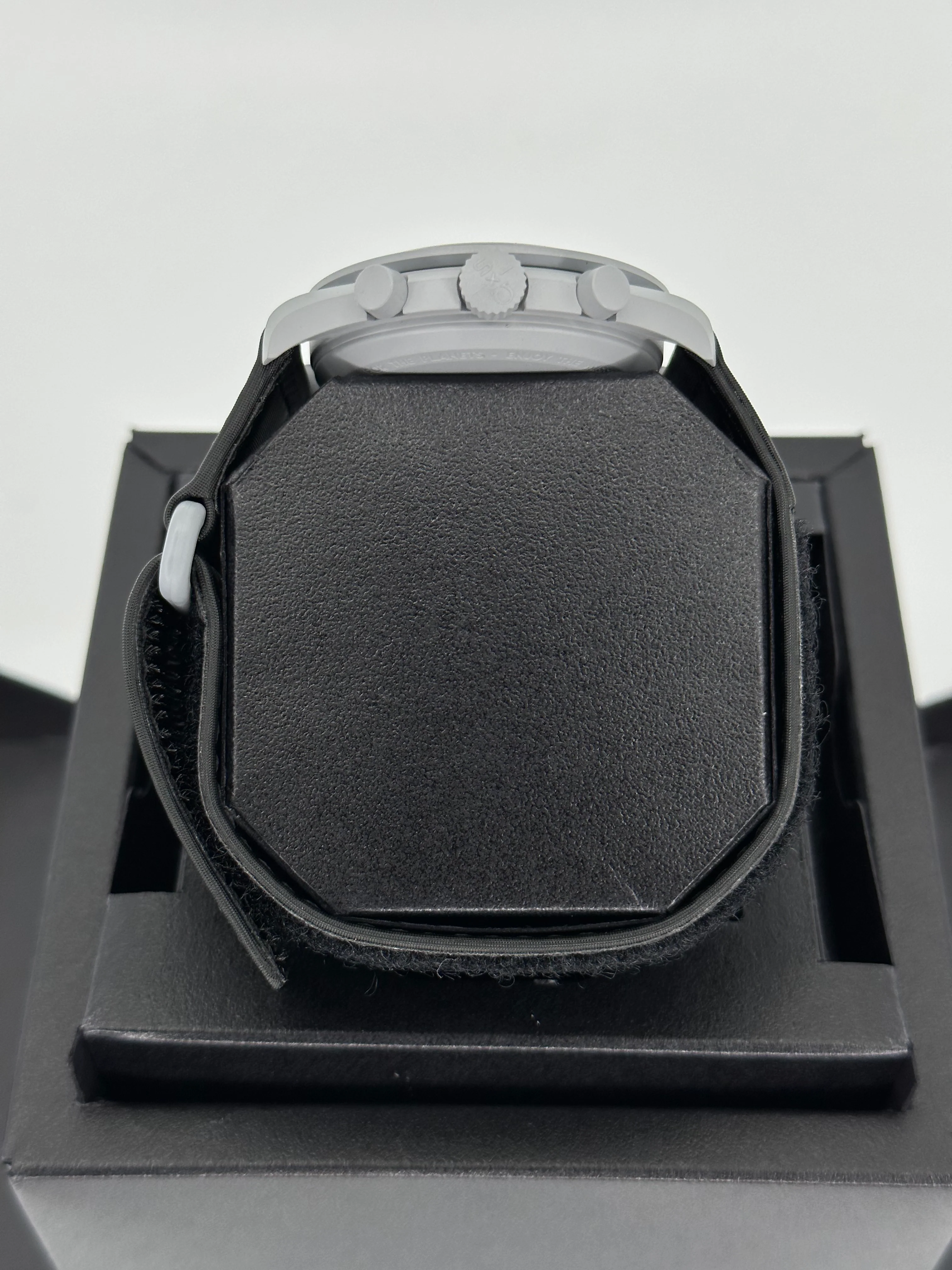NEW Omega S033M100 Bioceramic Moon Swatch  - Mission to the Moon - Image 8