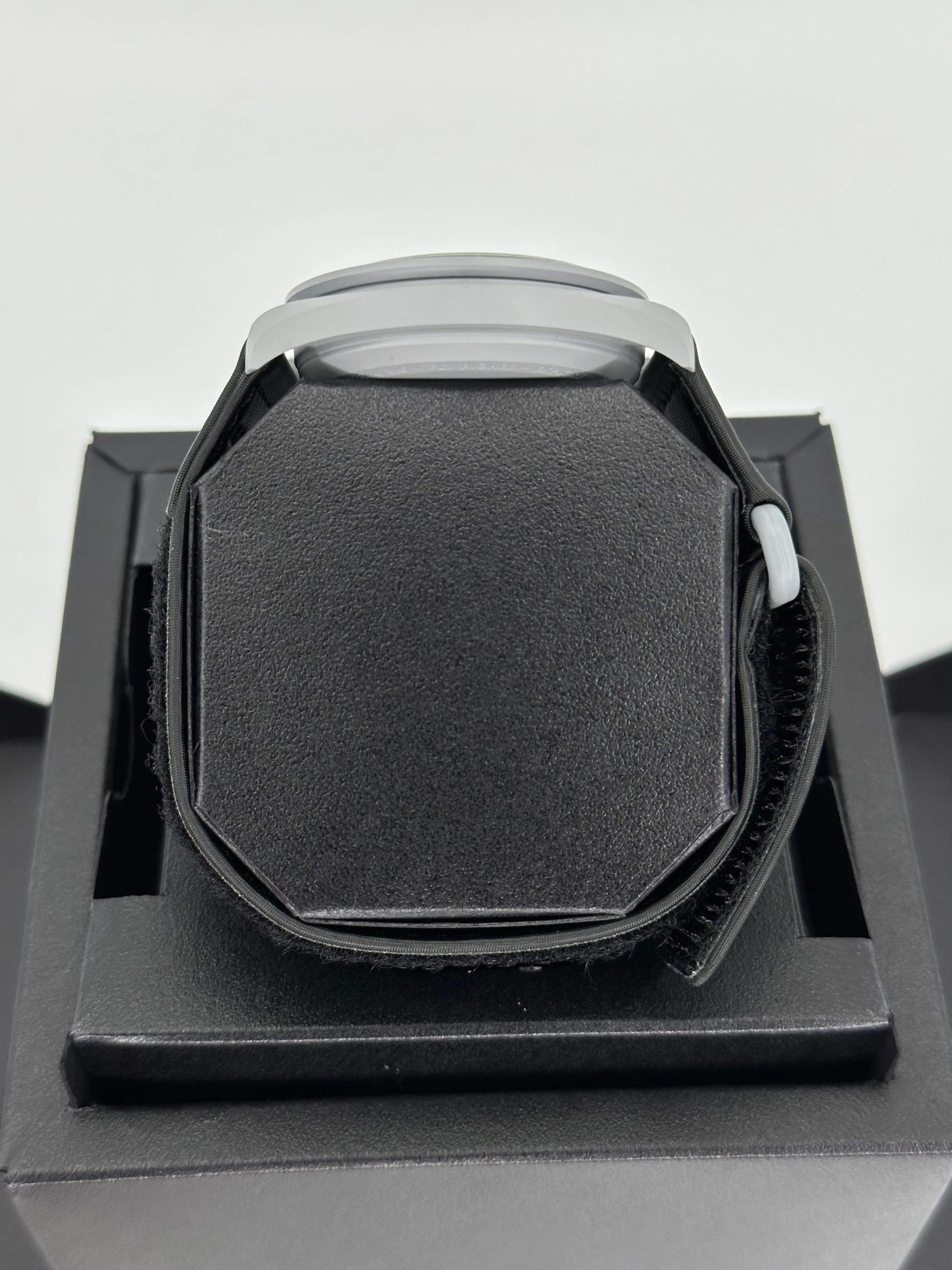 NEW Omega S033M100 Bioceramic Moon Swatch  - Mission to the Moon - Image 9
