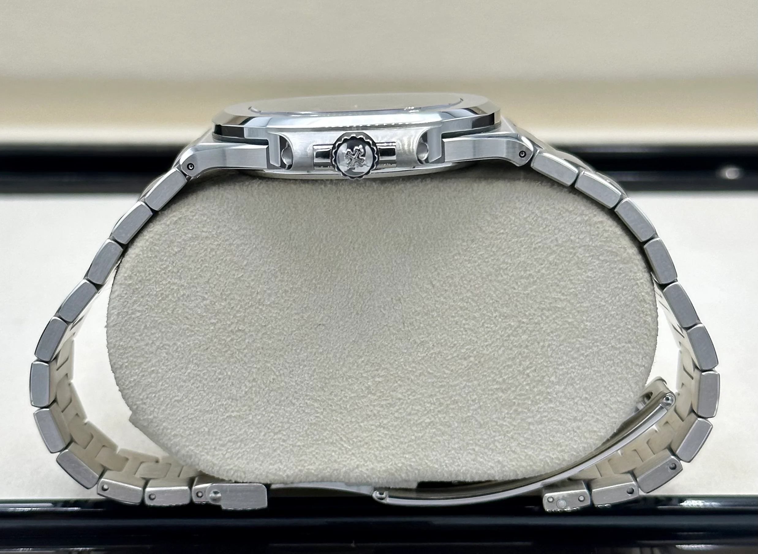 Patek Philippe 40mm 5711/1A-010 Nautilus Stainless Steel Blue Dial - Image 9