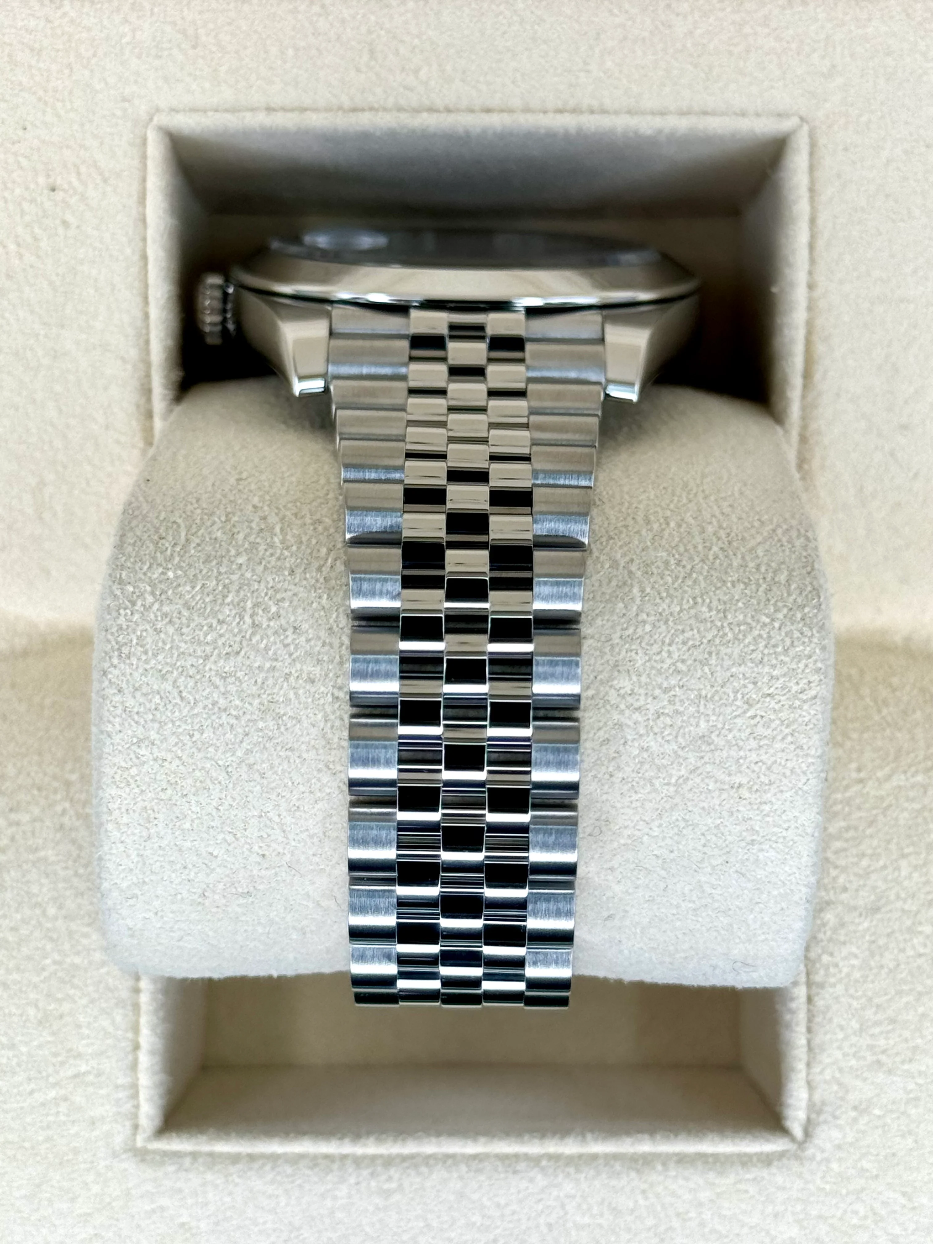 Rolex 2023 Datejust 41mm 126300 Stainless Steel Jubilee Rhodium Dial - Image 4