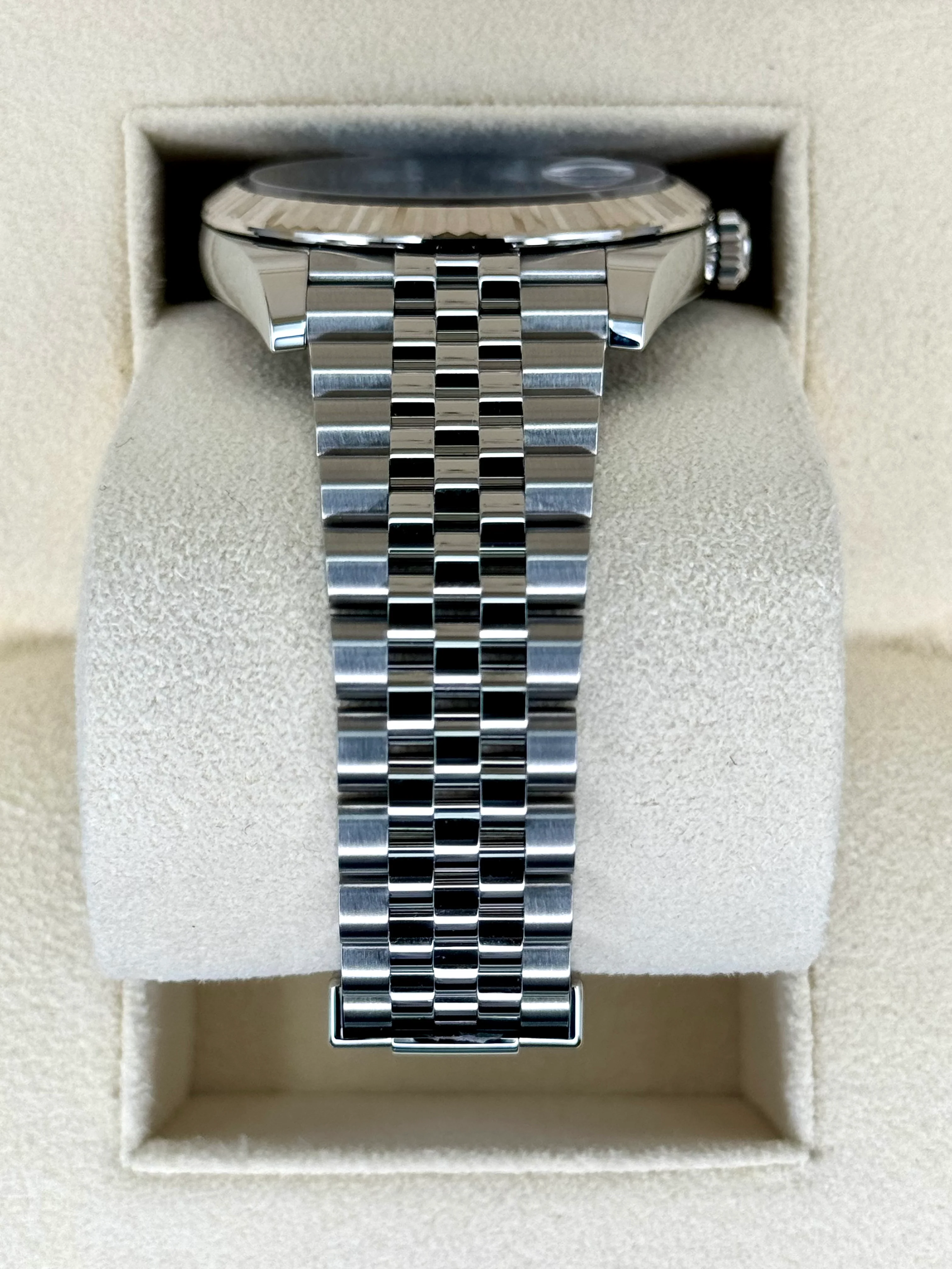 NEW 2025 Rolex Datejust 41mm 126334 Jubilee Blue Roman Numeral Dial - Image 3