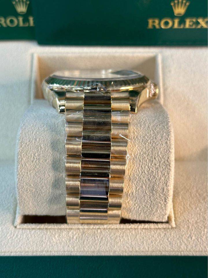 Rolex Day-Date 40mm 228238 Presidential Champagne Dial - Image 4