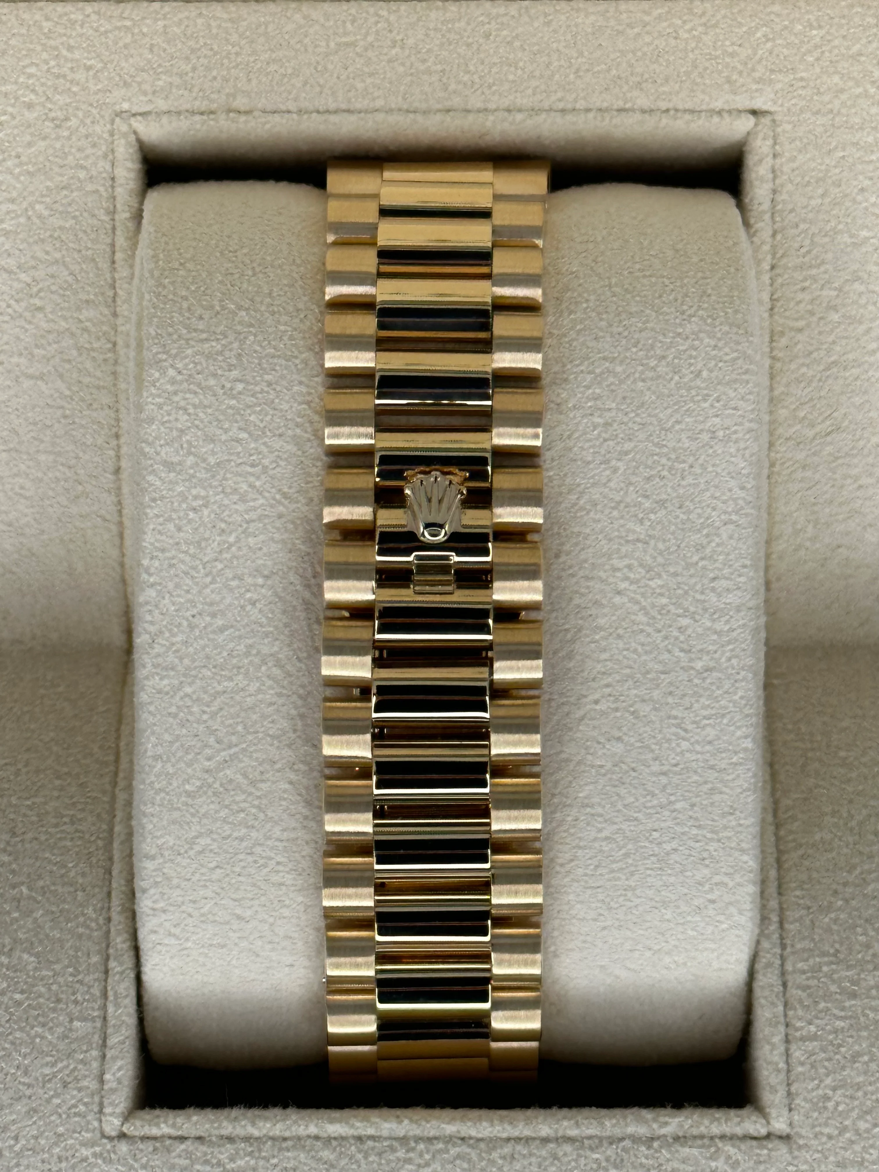 Rolex Day-Date 40mm 228238 Presidential Silver Motif Dial - Image 2