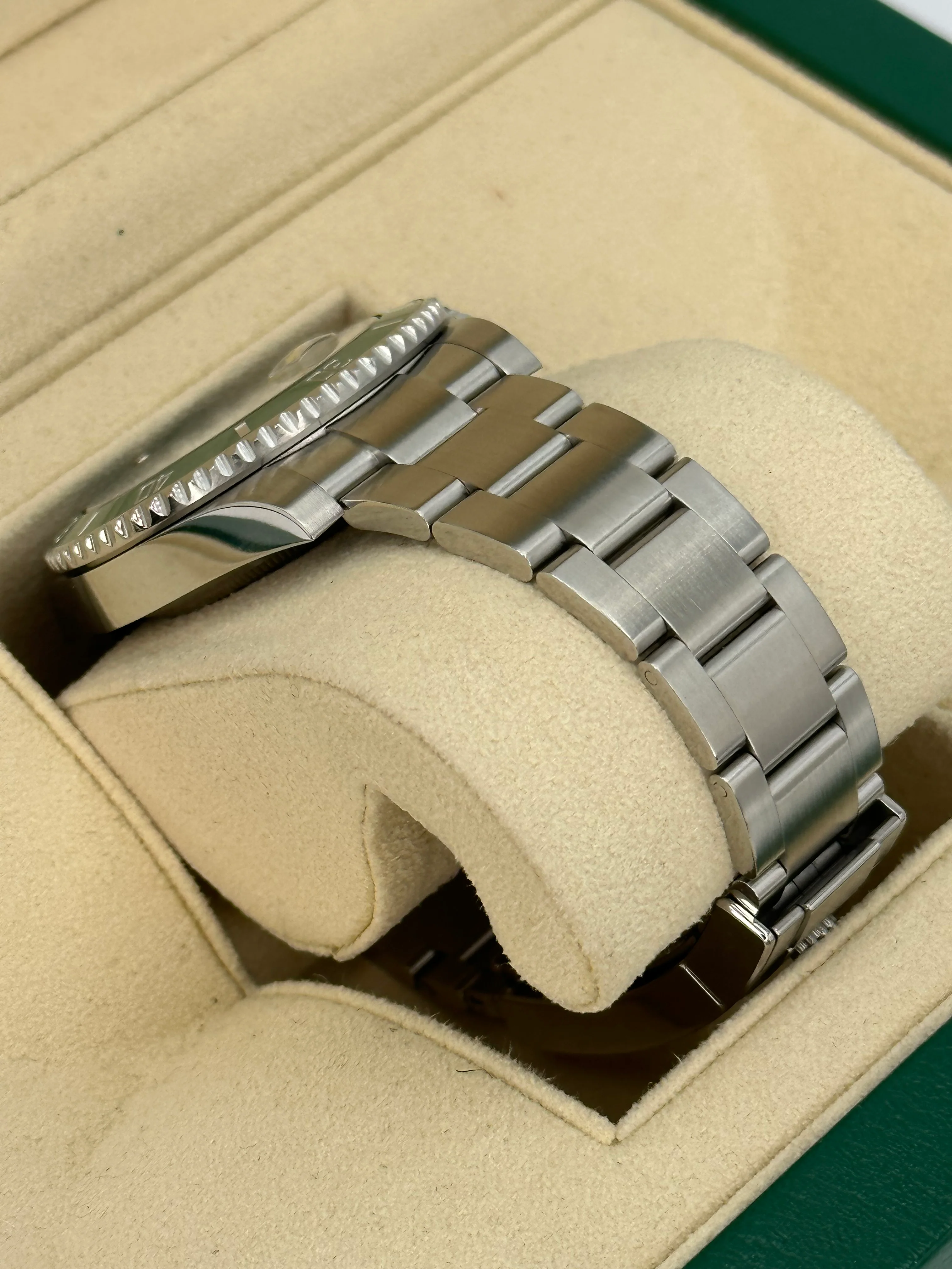 Rolex Submariner "Hulk" 40mm 116610LV Green Dial - Image 6