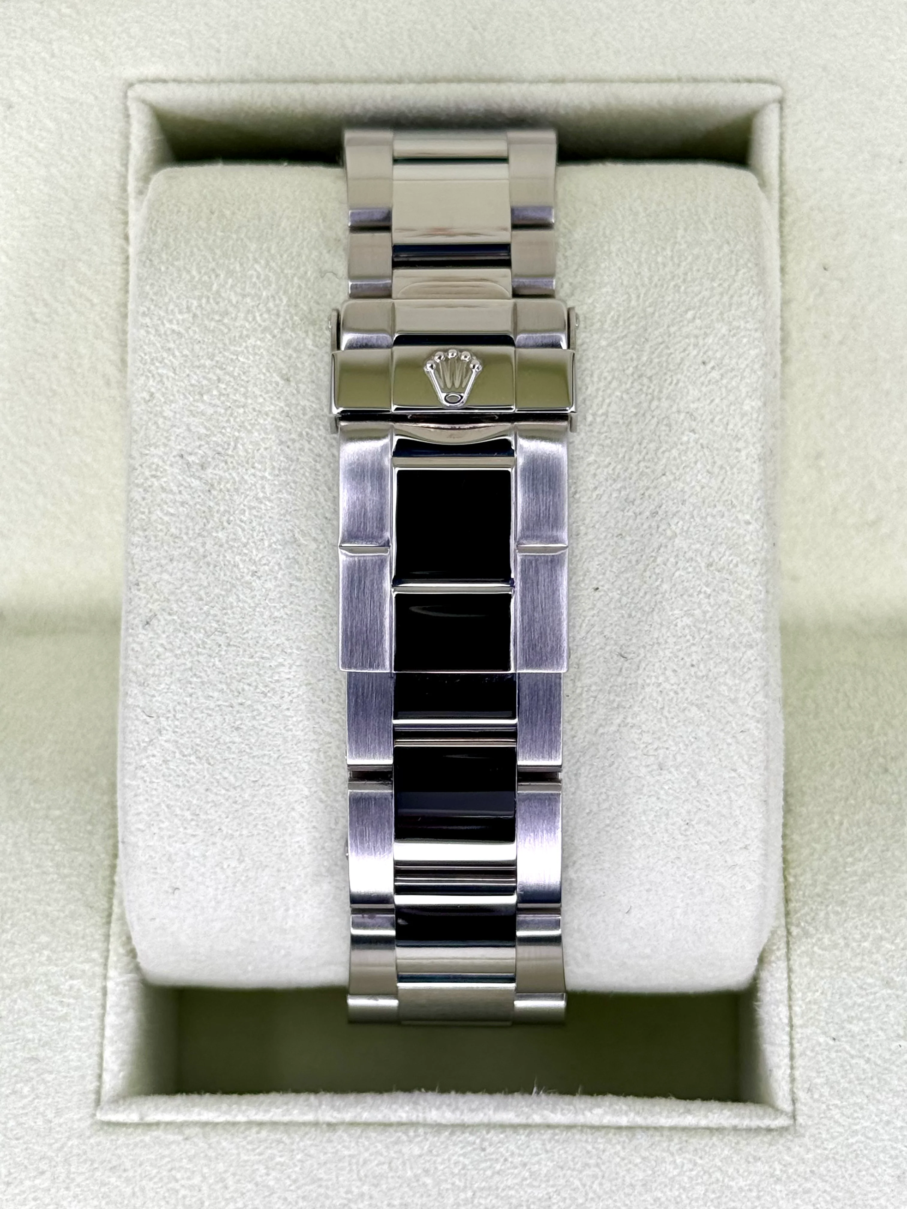 Rolex Yacht-Master 40mm 16622 Platinum Bezel and Dial - Image 2