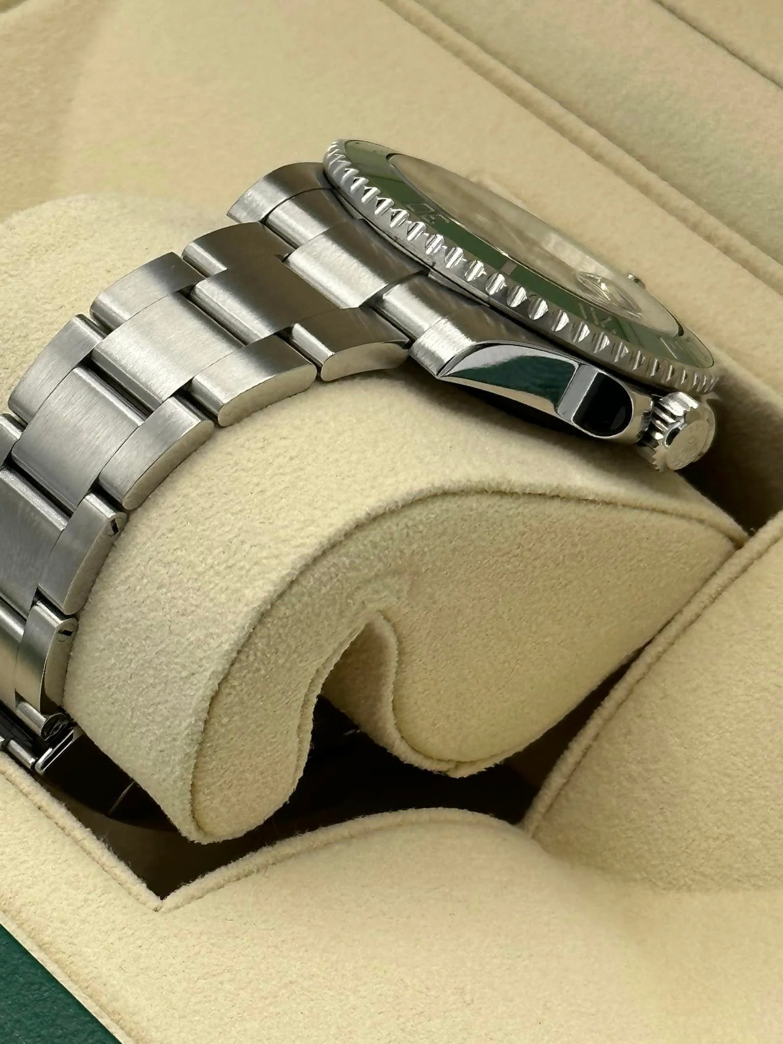 Rolex Submariner “Hulk” 40mm 116610LV Green Dial - Image 5