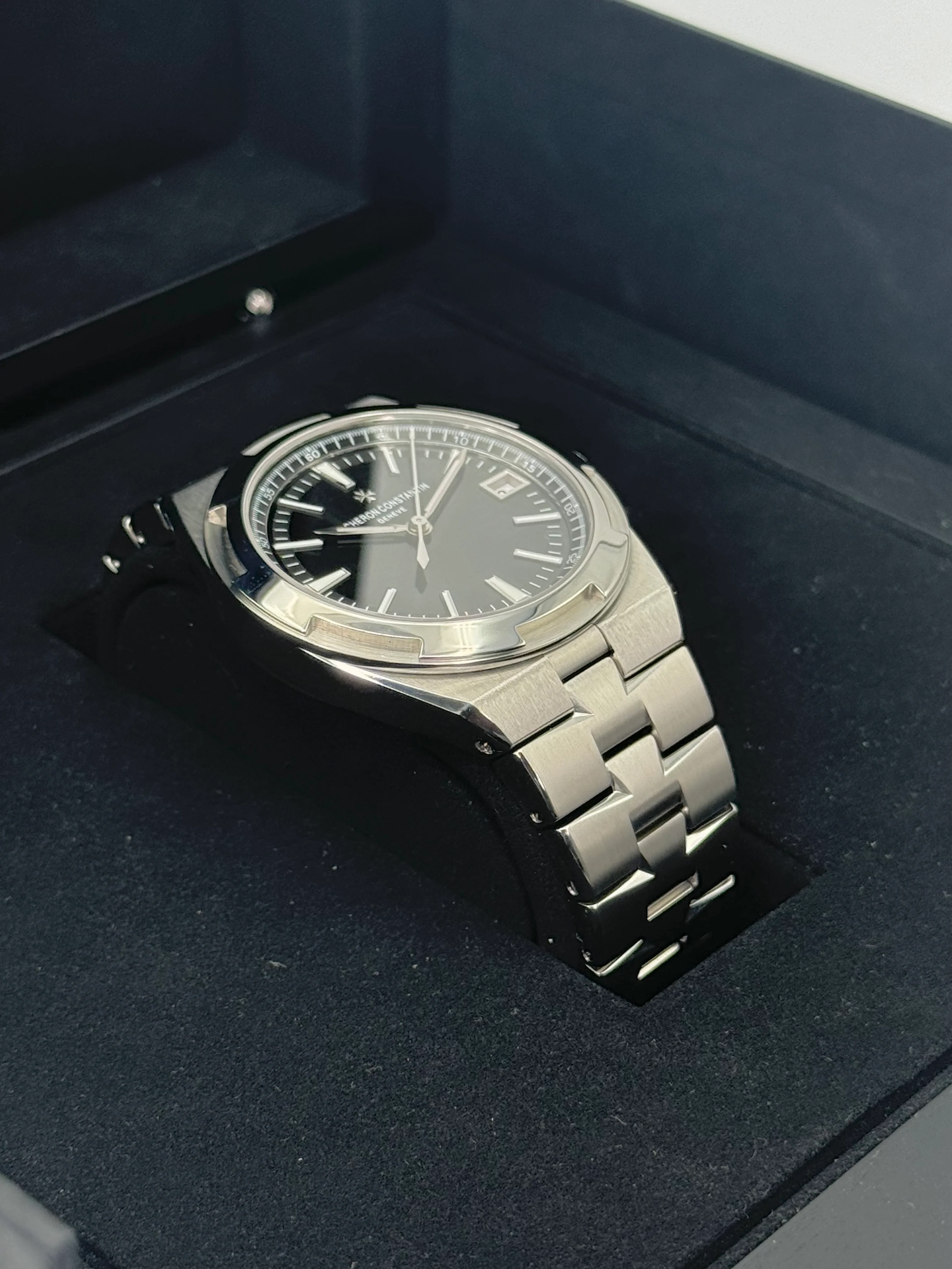 2021 Vacheron Constantin Overseas 41mm 4500V Stainless Black Dial - Image 6