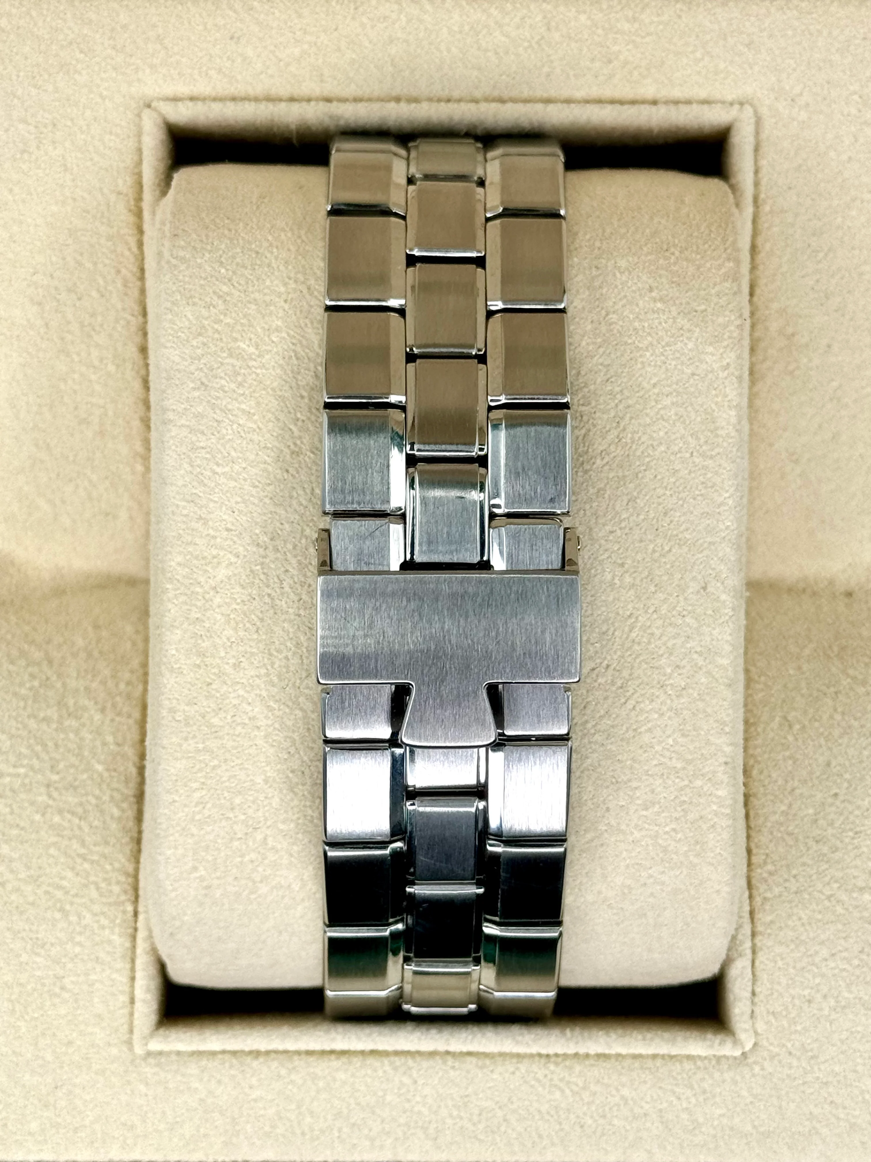 Vacheron Constantin Overseas Chrono 40mm 49140/423A-8886 Black Dial - Image 2